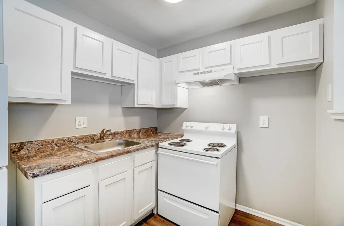 Cincinnati apartments for rent - image - Chelsea Garden Apartments - Kitchen 2.webp