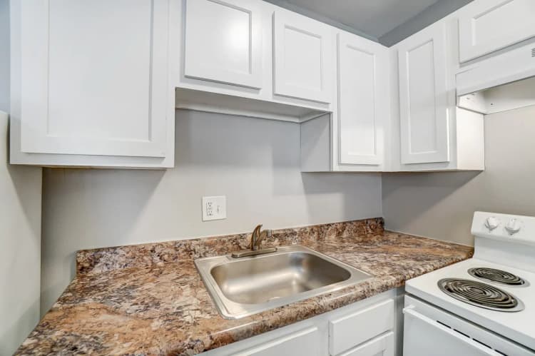 Cincinnati apartments for rent - image - Chelsea Garden Apartments - Kitchen 4.webp