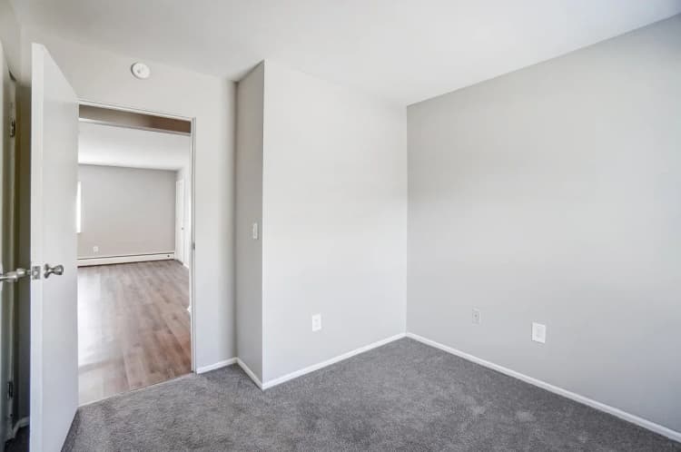 Cincinnati apartments for rent - image - Chelsea Garden Apartments - Room.webp