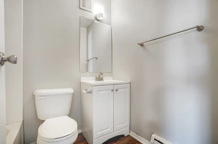 Cincinnati apartments for rent - image - Chelsea Garden Apartments - Bathroom.webp