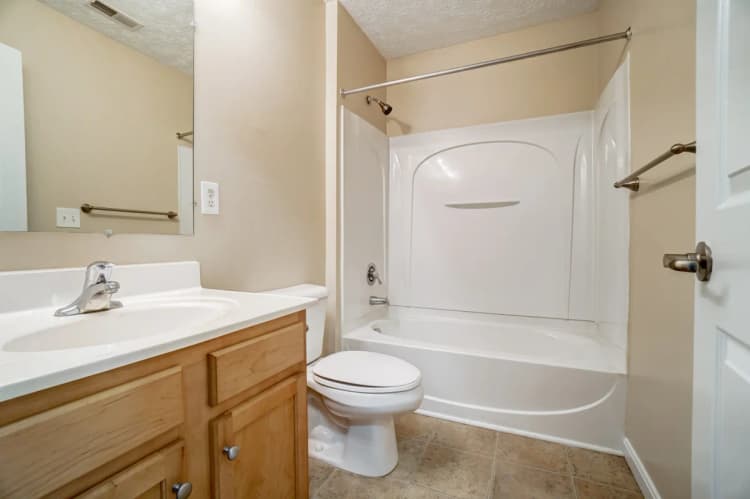 Cincinnati apartments for rent - image - Silverwoods Landing bathroom 2.webp
