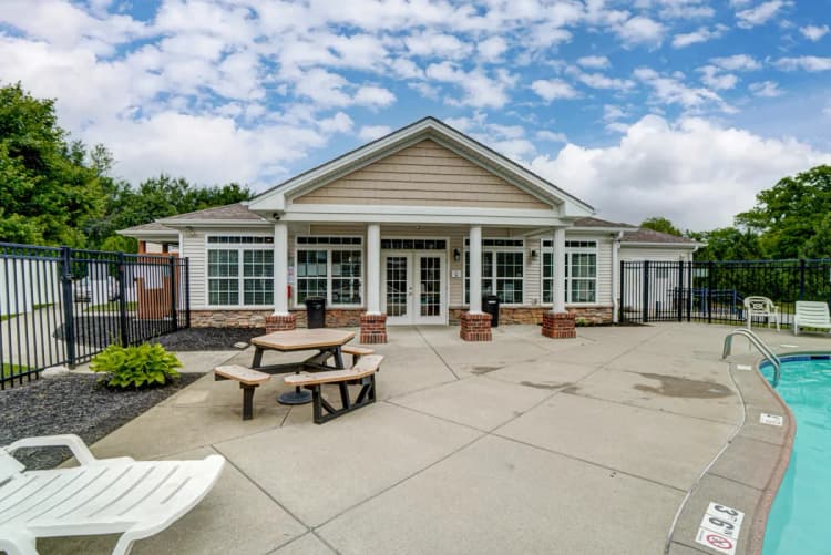 Cincinnati apartments for rent - image - Silverwoods Landing back.webp