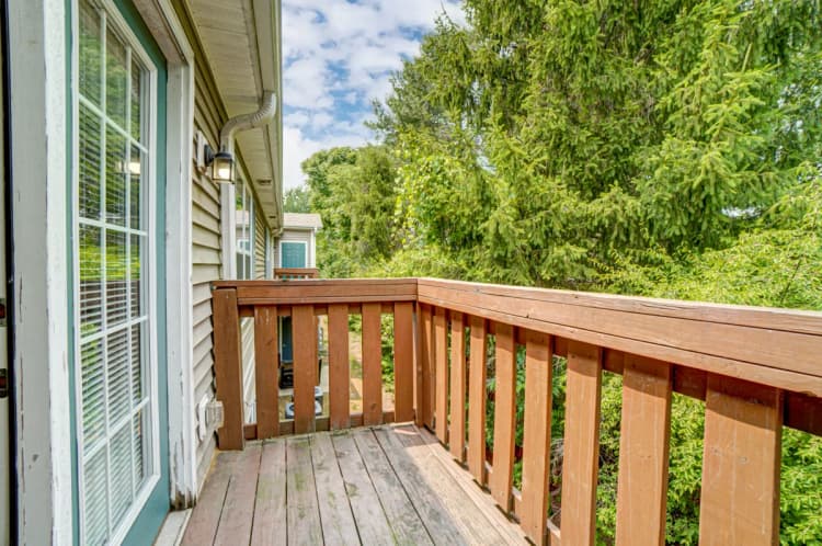 Cincinnati apartments for rent - image - Silverwoods Landing balcony.webp