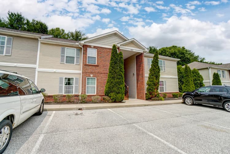 Cincinnati apartments for rent - image - Silverwoods Landing parking.webp