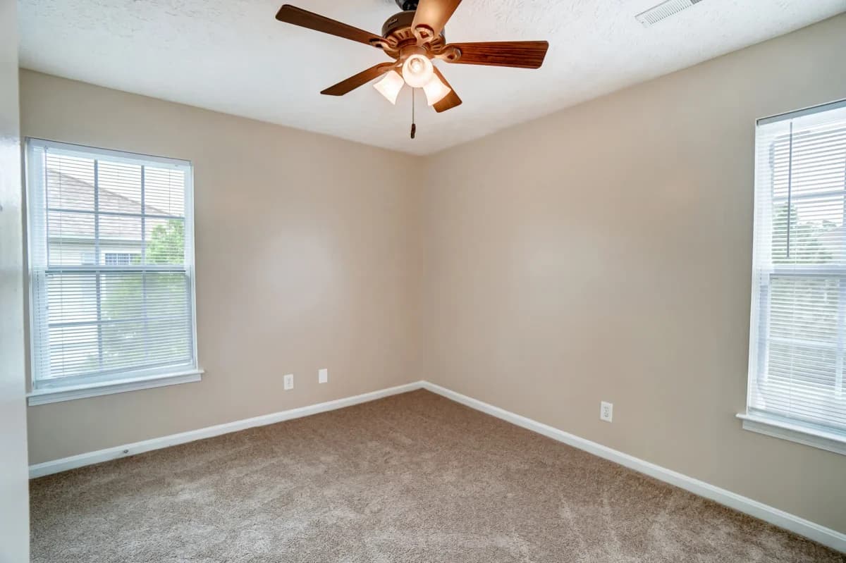Cincinnati apartments for rent - image - Silverwoods Landing room.webp