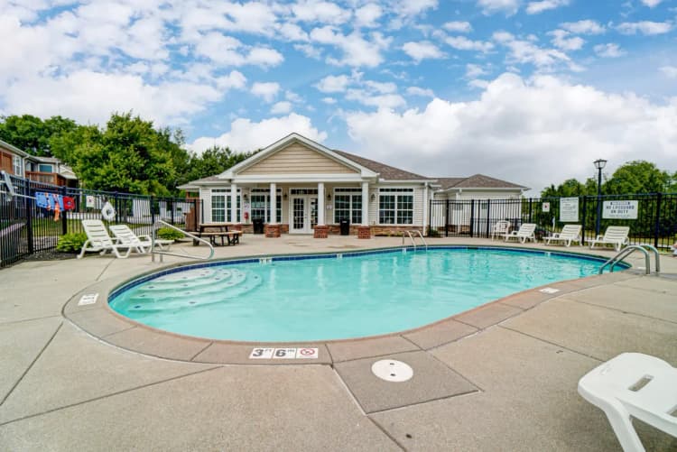 Cincinnati apartments for rent - image - Silverwoods Landing ppol area.webp