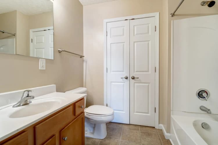 Cincinnati apartments for rent - image - Silverwoods Landing bathroom.webp