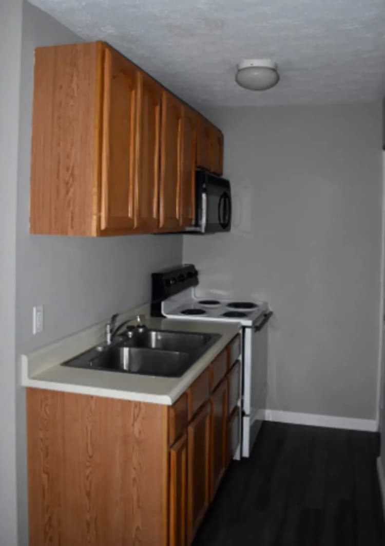 Cincinnati apartments for rent - image - Southgate Schaeffer litchen 2.webp