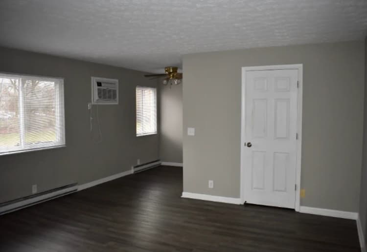 Cincinnati apartments for rent - image - Southgate Schaeffer bedroom.webp