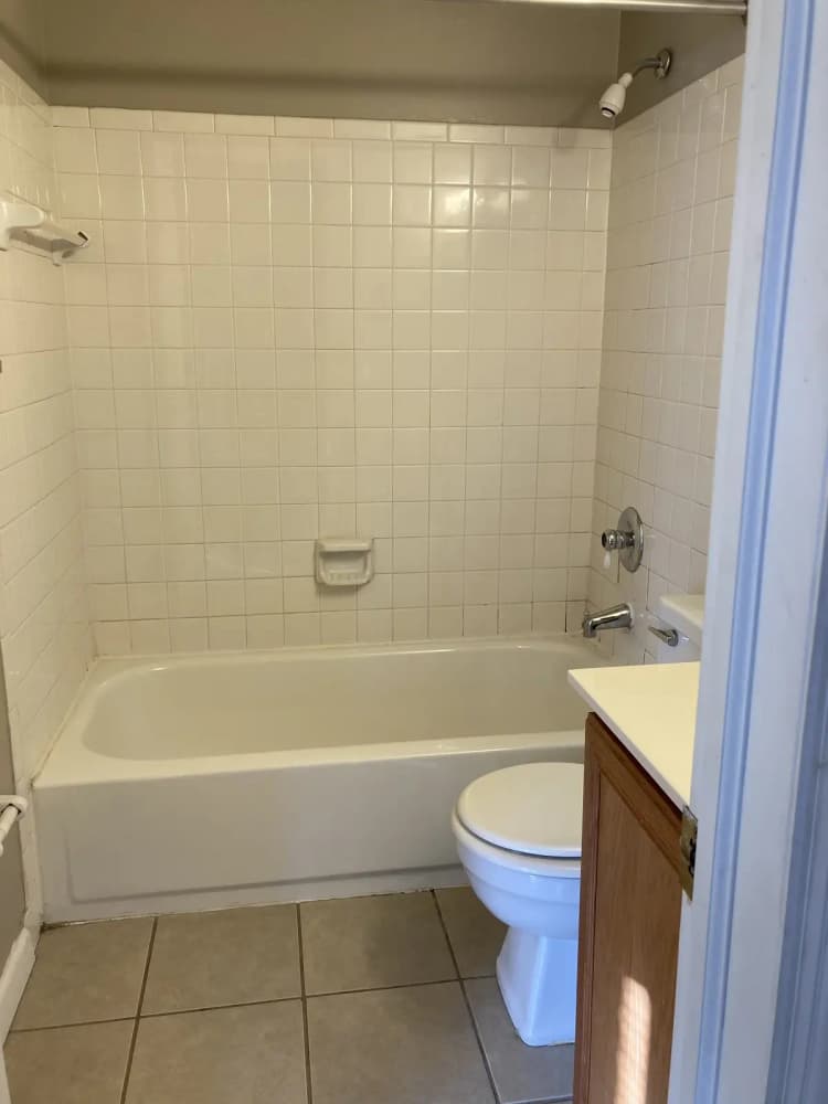Cincinnati apartments for rent - image - Southgate Schaeffer bathroom.webp