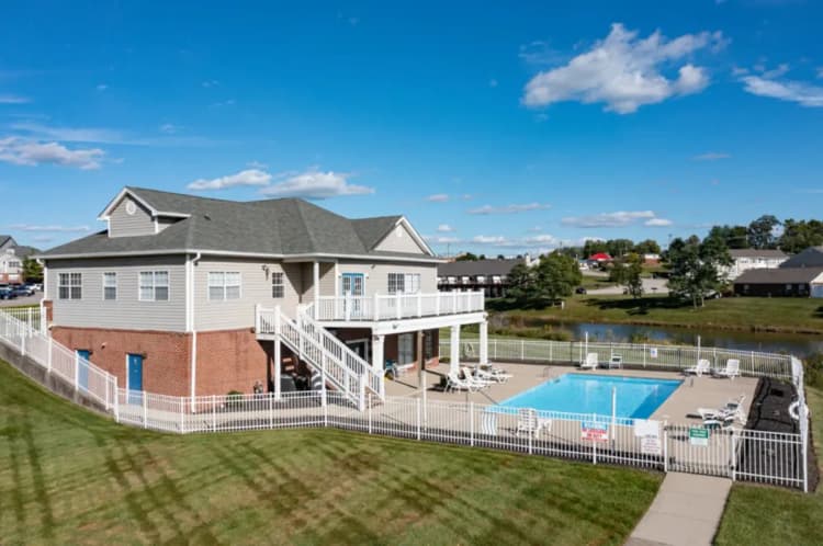 Cincinnati apartments for rent - image - delaware_crossing_-_pool.webp