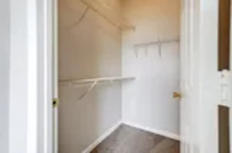 Cincinnati apartments for rent - image - delaware_crossing_-_closet.webp