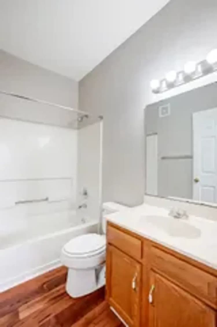 Cincinnati apartments for rent - image - delaware_crossing_-_bathroom.webp