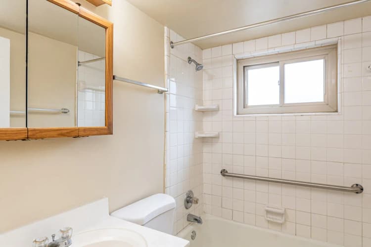 Cincinnati apartments for rent - image - Robroy Bathroom.webp