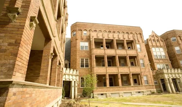 Cincinnati apartments for rent - image - Navarre Garrone Apartments - Exterior 4.webp