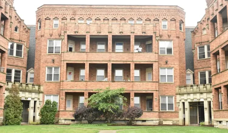 Cincinnati apartments for rent - image - Navarre Garrone Apartments - Exterior 6.webp