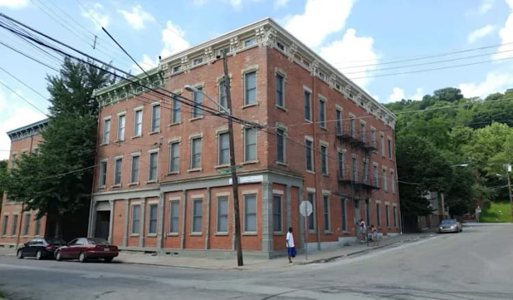 Cincinnati apartments for rent - image - Terri Manor - Exterior 3.webp
