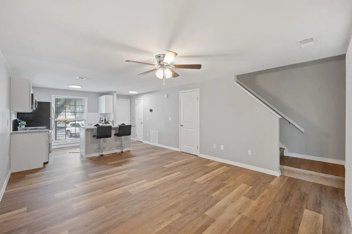 Cincinnati apartments for rent - image - 860 East - Living Room 1.webp