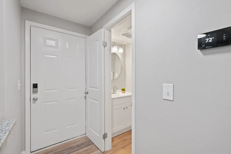 Cincinnati apartments for rent - image - 860 East - Bathroom 1.webp