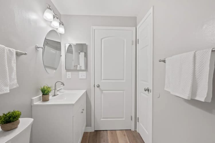 Cincinnati apartments for rent - image - 860 East - Bathroom 2.webp
