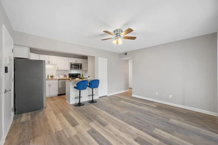 Cincinnati apartments for rent - image - 8Ninety at Loveland - Living Room & Kitchen.webp