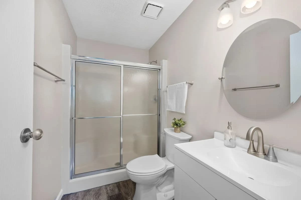 Cincinnati apartments for rent - image - Skyridge Apartment Homes - Bathroom 1.webp