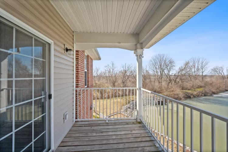 Cincinnati apartments for rent - image - The Heights at Bridgewater - Balcony (Exterior).webp