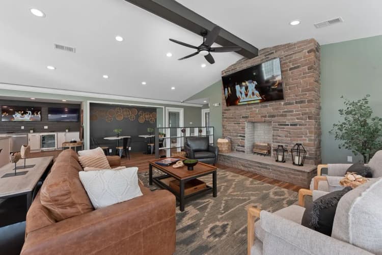 Cincinnati apartments for rent - image - Bridgewater Crossing - Living Room.webp