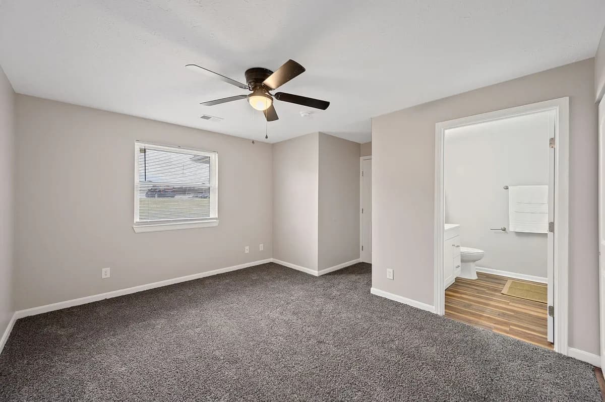 Cincinnati apartments for rent - image - Bridgewater Crossing - Bedroom & Bathroom.webp