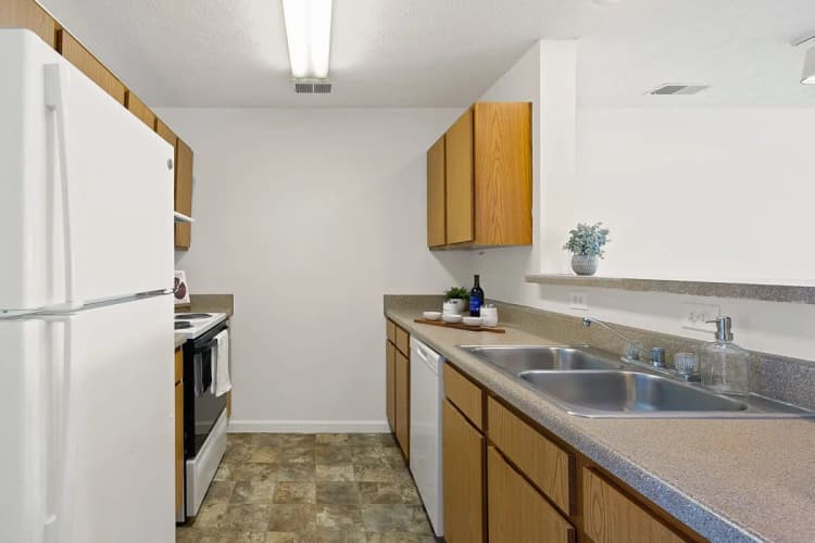 Cincinnati apartments for rent - image - Knollwood Crossing - Kitchen 2.webp