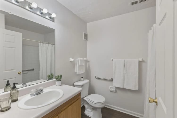 Cincinnati apartments for rent - image - Knollwood Crossing - Bathroom 3.webp