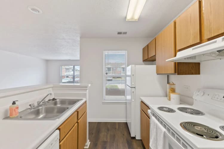 Cincinnati apartments for rent - image - Knollwood Crossing - Kitchen.webp