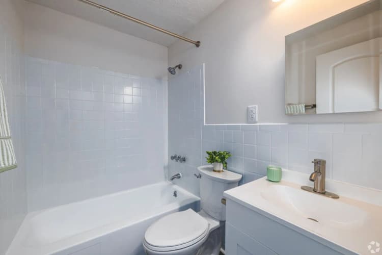 Cincinnati apartments for rent - image - Overlook at Sunset - Bathroom 1.webp