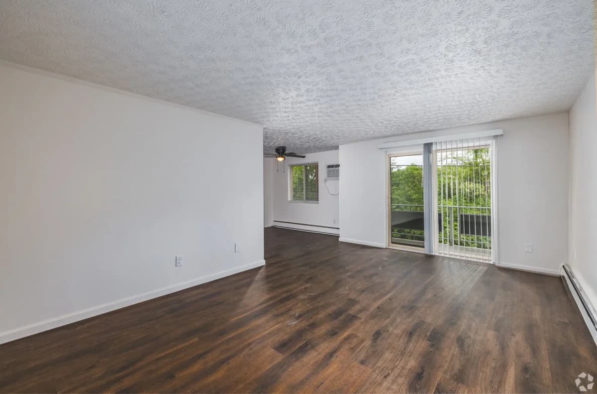 Cincinnati apartments for rent - image - Overlook at Sunset - Living Room 1.webp