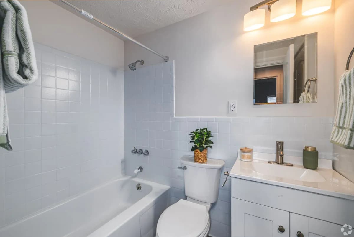Cincinnati apartments for rent - image - Overlook at Sunset - Bathroom 2.webp