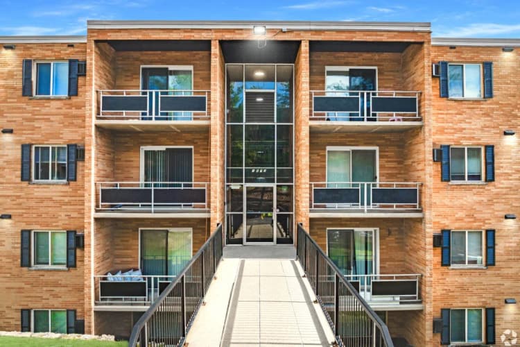 Cincinnati apartments for rent - image - Overlook at Sunset - Exterior.webp