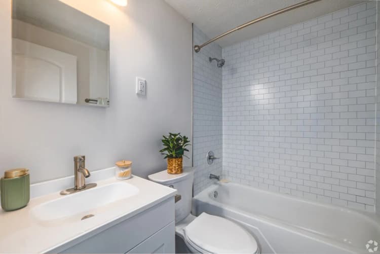 Cincinnati apartments for rent - image - Overlook at Sunset - Bathroom.webp