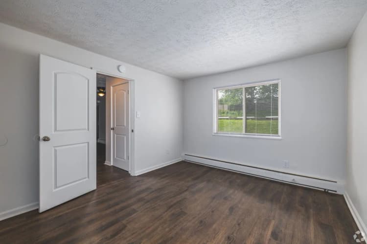 Cincinnati apartments for rent - image - Overlook at Sunset - Bedroom.webp