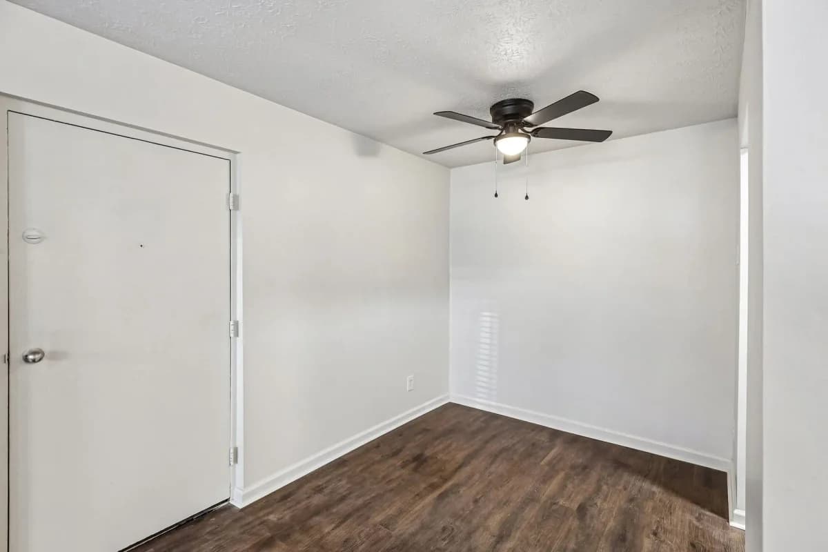 Cincinnati apartments for rent - image - Overlook at Wyoming - Living Room.webp