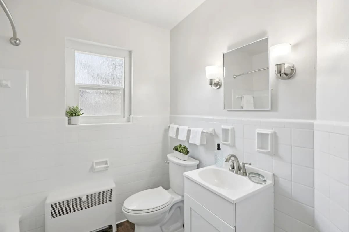 Cincinnati apartments for rent - image - The Seymour Apartments - Bathroom 1.webp