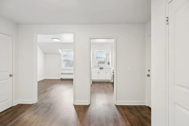 Cincinnati apartments for rent - image - The Seymour Apartments - Bedroom & Bathroom.webp