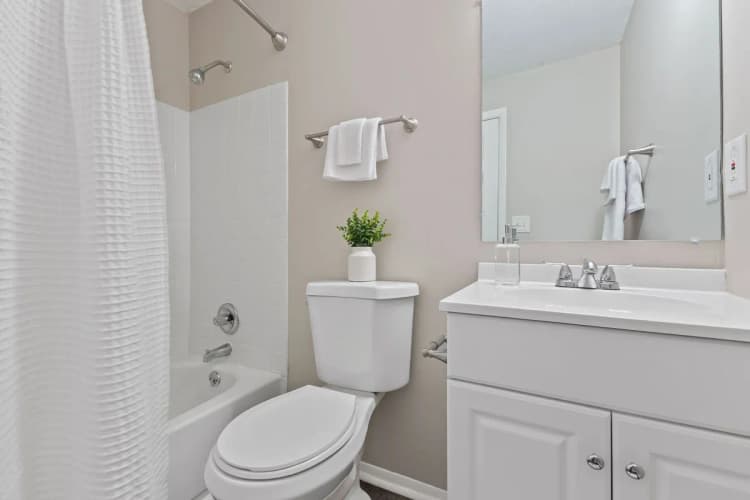 Cincinnati apartments for rent - image - The Wimbledons - Bathroom 2.webp