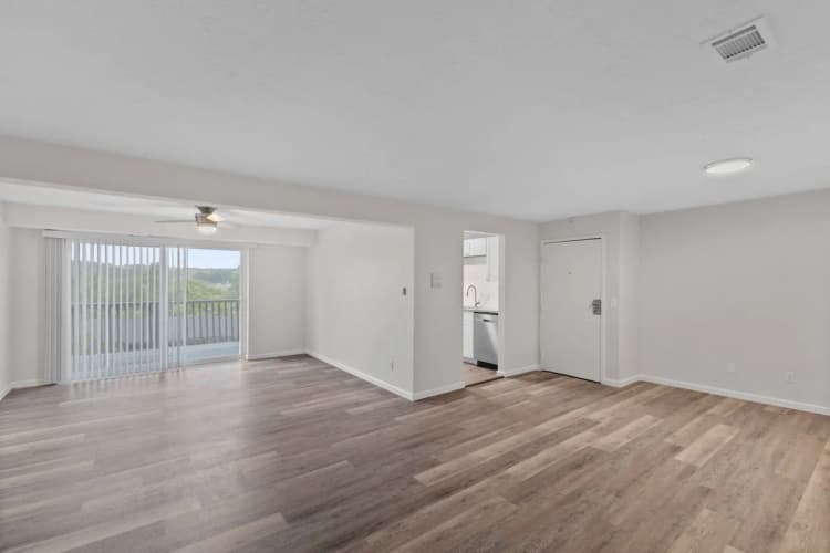 Cincinnati apartments for rent - image - The Wimbledons - Living Room 3.webp