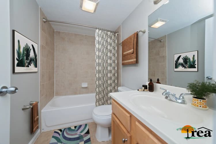 Cincinnati apartments for rent - image - 2365-2 Maryland - Bathroom.jpg
