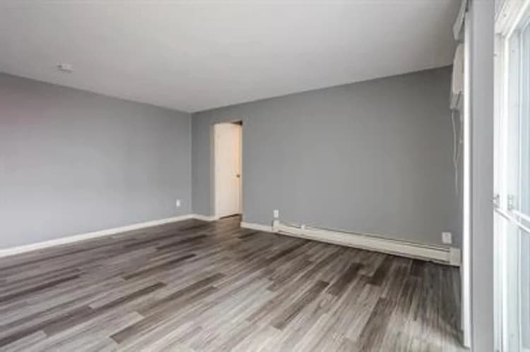 Cincinnati apartments for rent - image - 1976 Kentucky Ave - Living Room.jpg