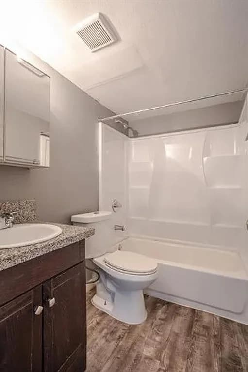 Cincinnati apartments for rent - image - 1976 Kentucky Ave - Bathroom 1.jpg