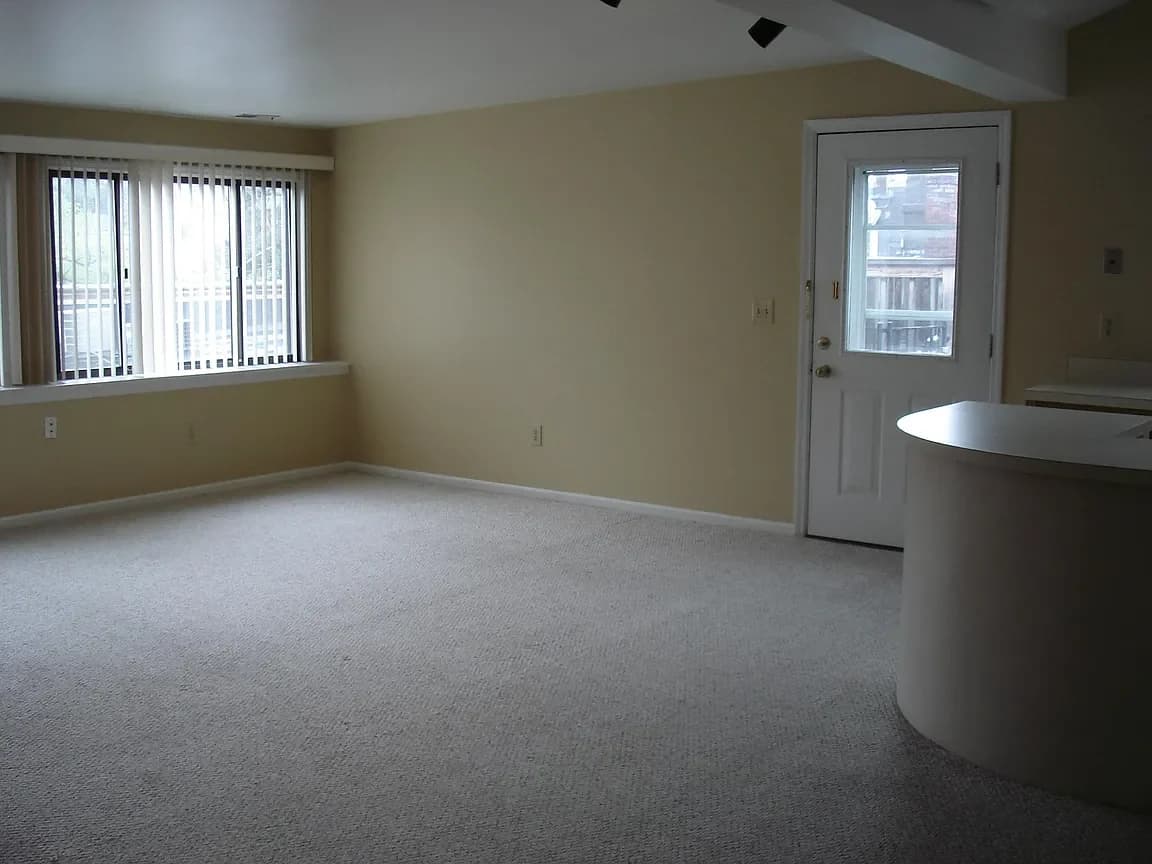Cincinnati apartments for rent - image - Grandin - Enterance & Living Room.webp