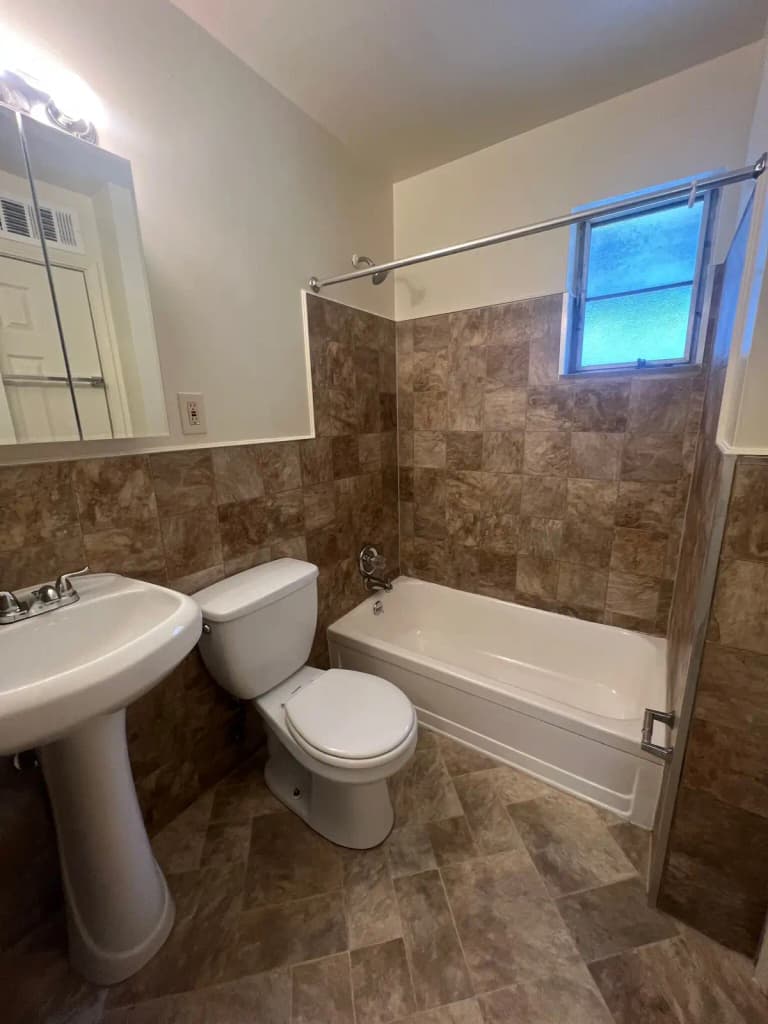undefined apartments for rent - image - leesburg-apartments-hydeparkoakley-cincinnati-oh-bathroom.jpg