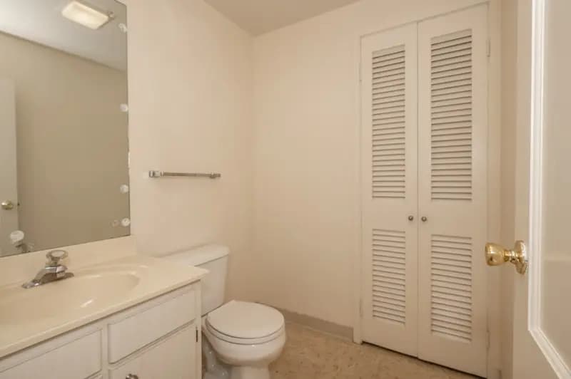 undefined apartments for rent - image - 2700-2702 Jefferson 5 Web (12 of 19).jpg