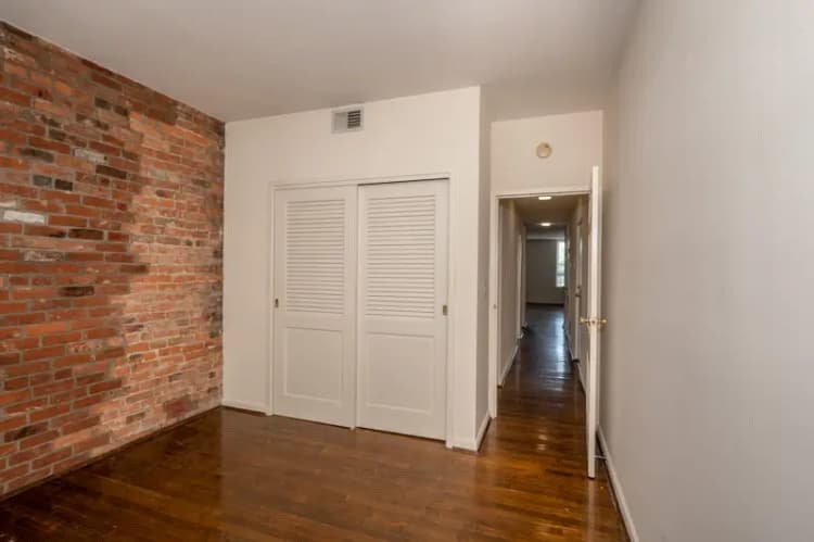 undefined apartments for rent - image - 2700-2702 Jefferson 5 Web (14 of 19).jpg